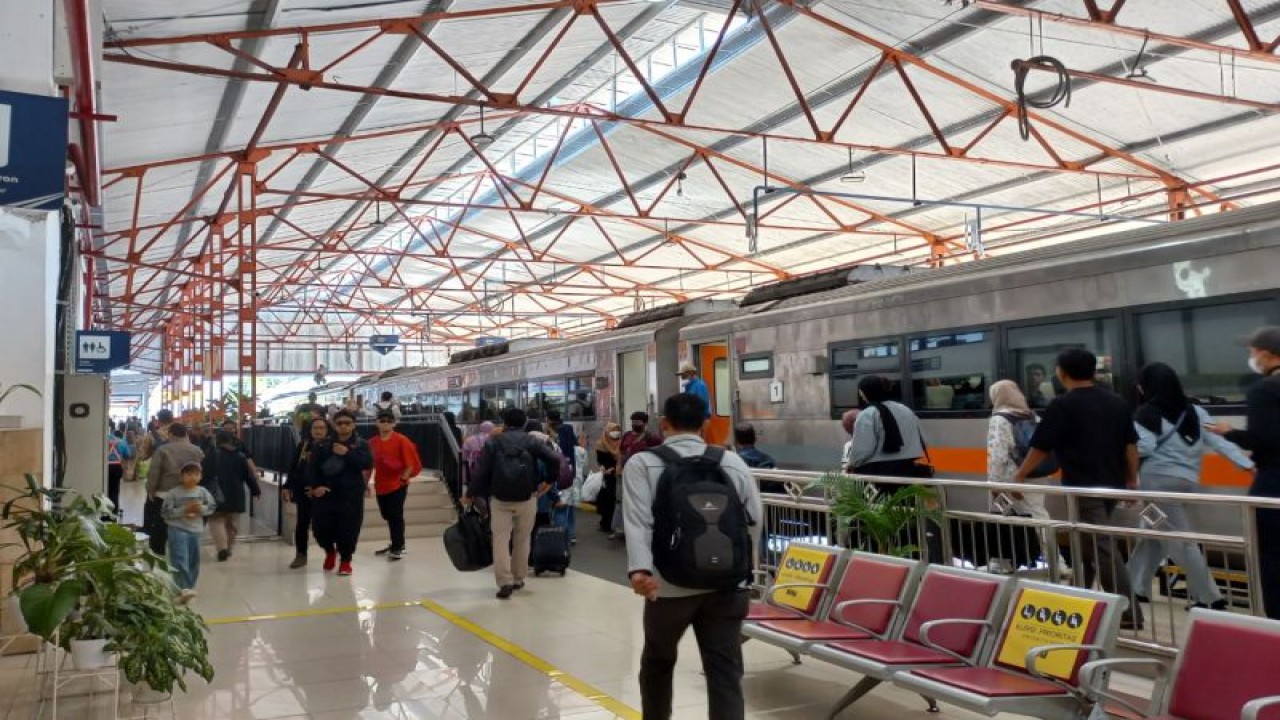 Sejumlah penumpang turun dari kereta api di Stasiun Madiun, Kota Madiun, Jawa Timur. ANTARA/HO-Humas Daop 7 Madiun