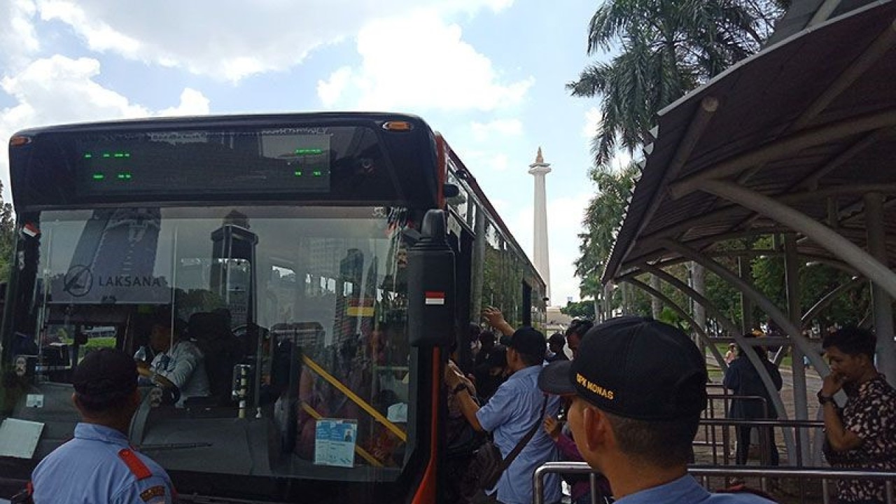 Arsip Foto - Pengunjung Monas sedang memasuki bus transjakarta yang berhenti untuk menurunkan dan menjemput pengunjung di bagian depan pintu lenggang Kawasan Monas, Jakarta Pusat, Minggu (23/4/2023). ANTARA/Redemptus Elyonai Risky Syukur/aa.