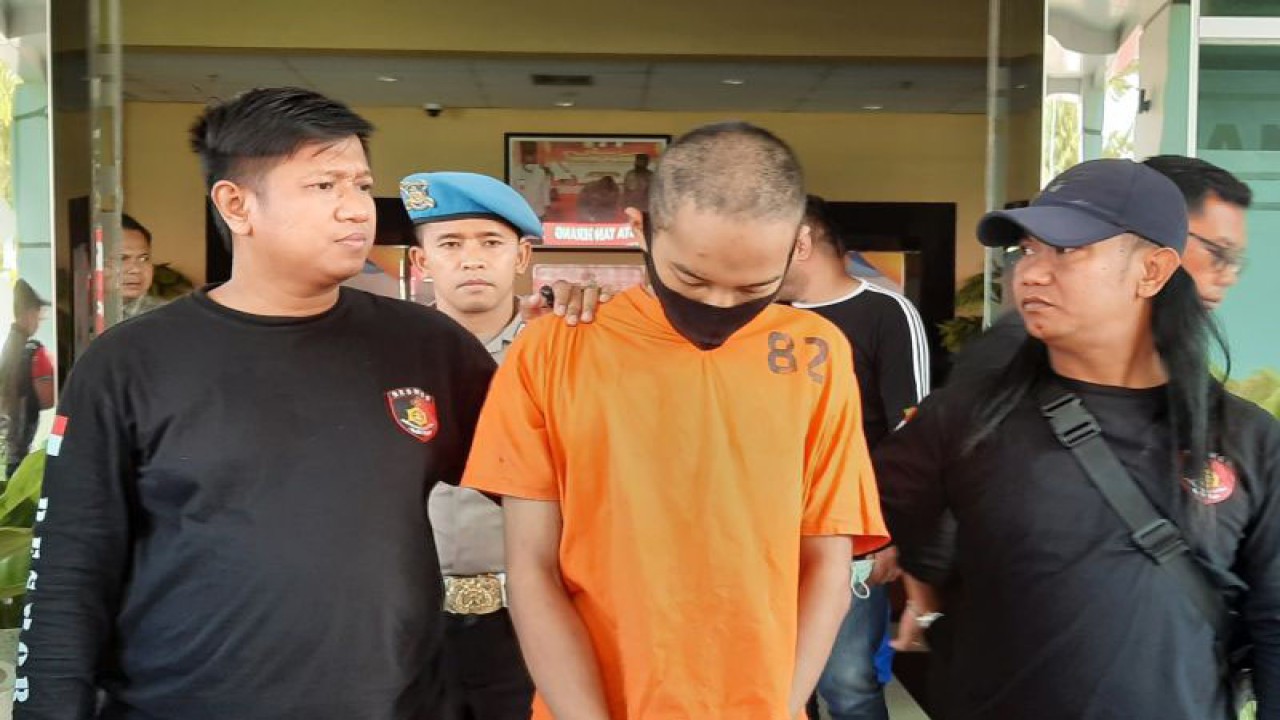 Penyidik Polresta Tangerang saat menampilkan pelaku pembunuh anak tiri di Tangerang. (ANTARA/Azmi Samsul Maarif)
