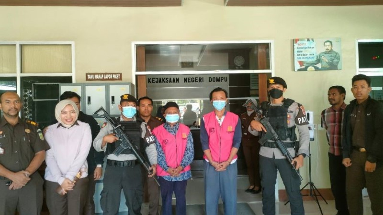 Petugas kejaksaan bersama kepolisian mendampingi dua tersangka kasus dugaan korupsi pengadaan alat metrologi dan sarana prasarana lainnya pada Disperindag Dompu berinisial HI dan Y dalam kegiatan tahap dua di Kantor Kejari Dompu, NTB, Kamis (10/8/2023). (ANTARA/HO-Kejari Dompu)