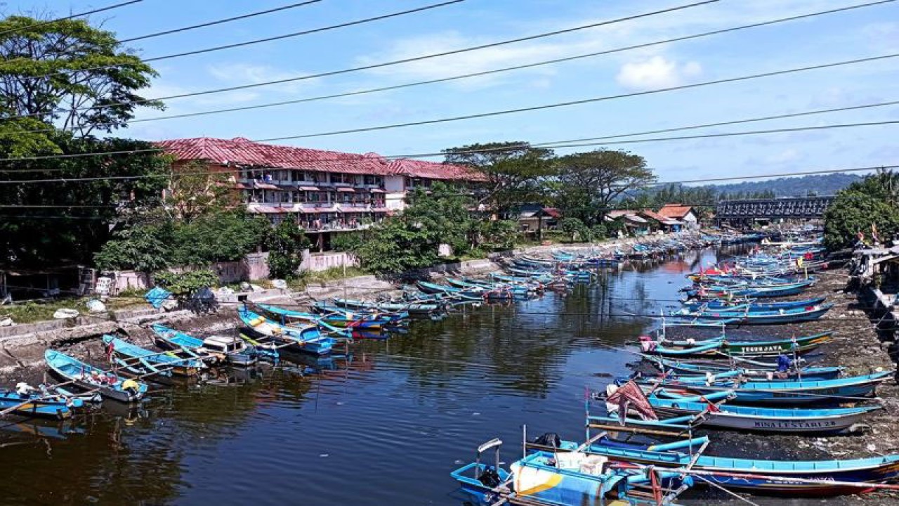 Ilustrasi - Perahu nelayan berjajar di Sungai Kaliyasa, Cilacap. ANTARA/Sumarwoto