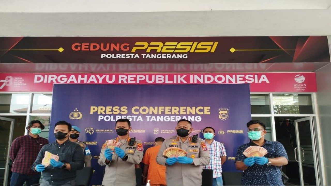 Kapolresta Tangerang Kombes Pol Sigit Dany Setiyono didampingi Wakapolresta dan Kasatreskrim saat menunjukan sejumlah barang bukti hasil ungkap kasus peredran uang palsu. (Azmi Samsul Maarif)