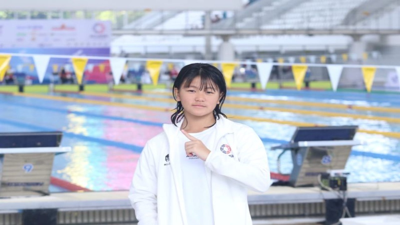 Perenang putri Indonesia Nicolle Callysta Phiong berpose dengan medali emas yang ia raih untuk nomor 200 meter gaya punggung putri di hari kedua SEA Age Group Championship 2023, Jumat (25/8/2023). (ANTARA/HO/Akuatik Indonesia)