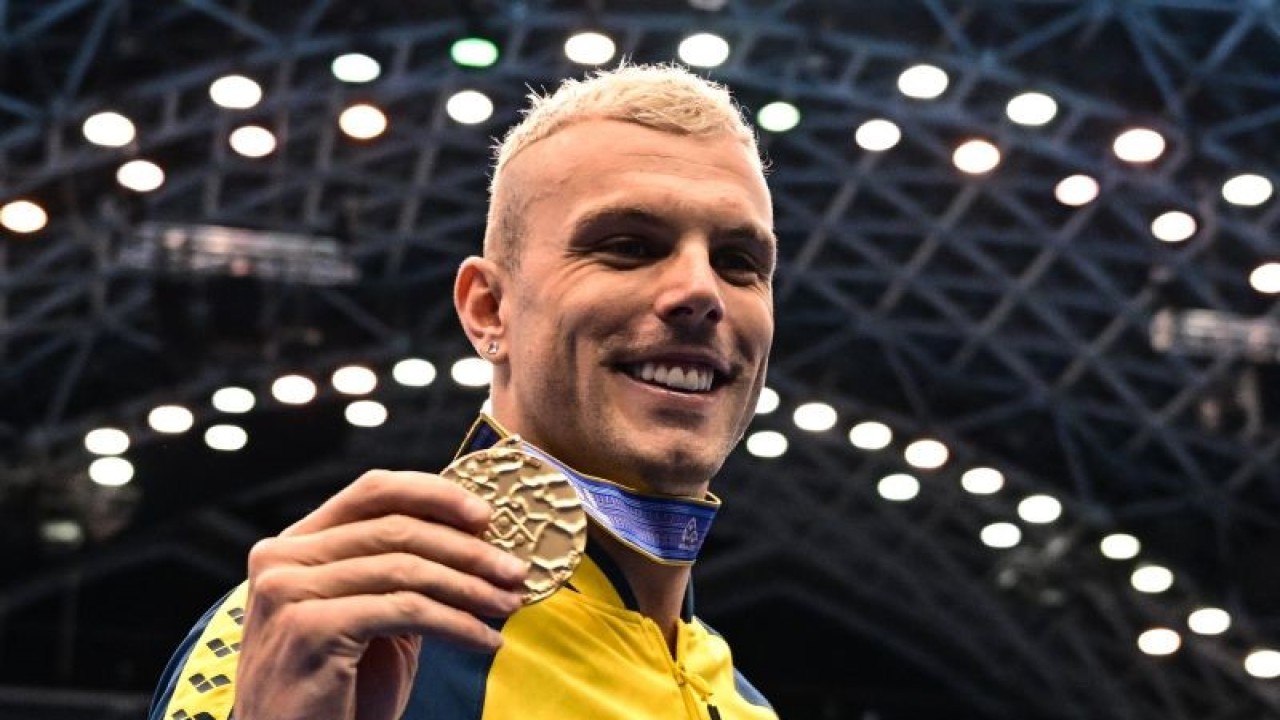 Perenang Australia Kyle Chalmers berpose usai upacara pengalungan medali untuk gaya bebas 100m putra di Kejuaraan Dunia Akuatik 2023 di Fukuoka, Jepang, 27 Juli 2023. (ANTARA/AFP/MANAN VATSYAYANA)