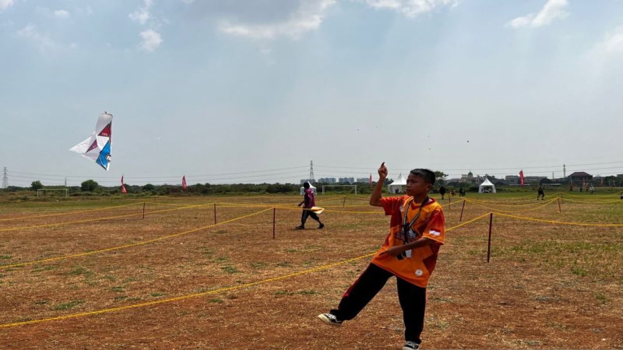 Seorang peserta melakukan gladi jelang Turnamen Layanan Aduan Piala Menpora Kejurnas 2023 yang digelar di Lapangan Rorotan, Cilincing, Jakarta Utara, Jumat (18/8/2023). (ANTARA/Arnidhya Nur Zhafira)