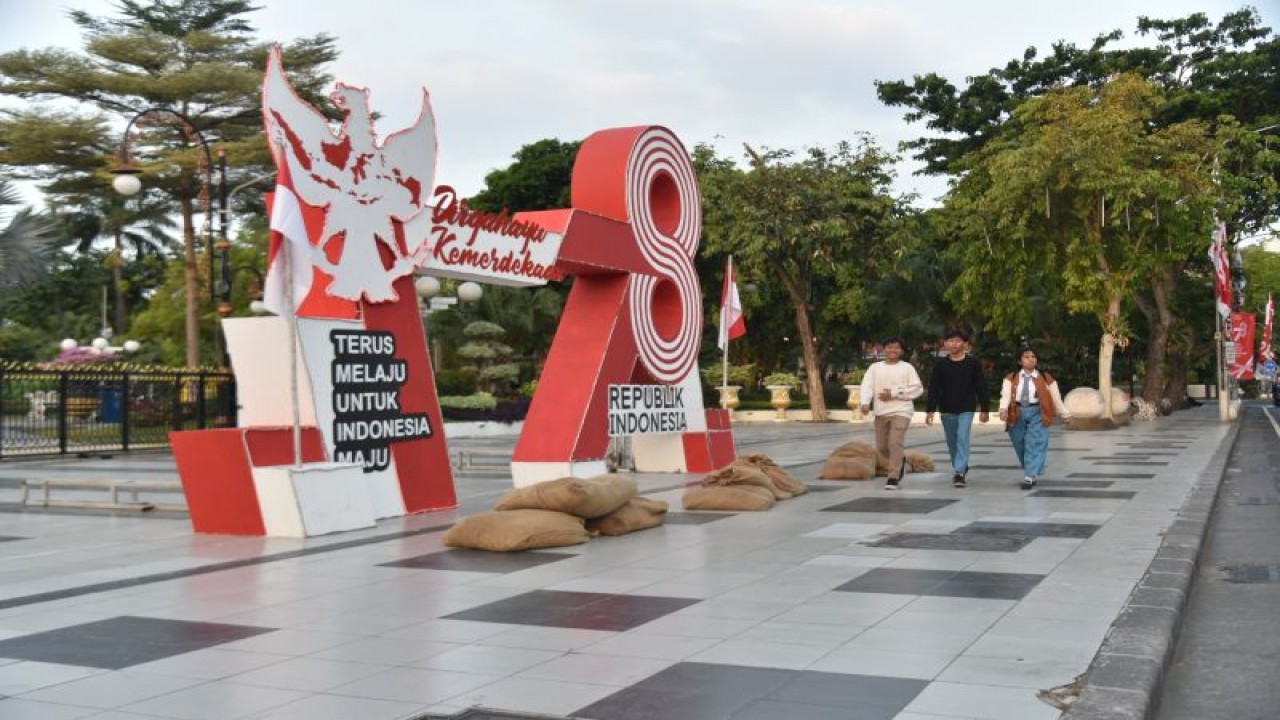 Pernak-pernik merah putih dalam rangkah memperingati HUT ke-78 RI dipasang di depan Taman Surya, Kota Surabaya, Rabu (9/8/2023) (ANTARA/HO-Diskominfo Surabaya)