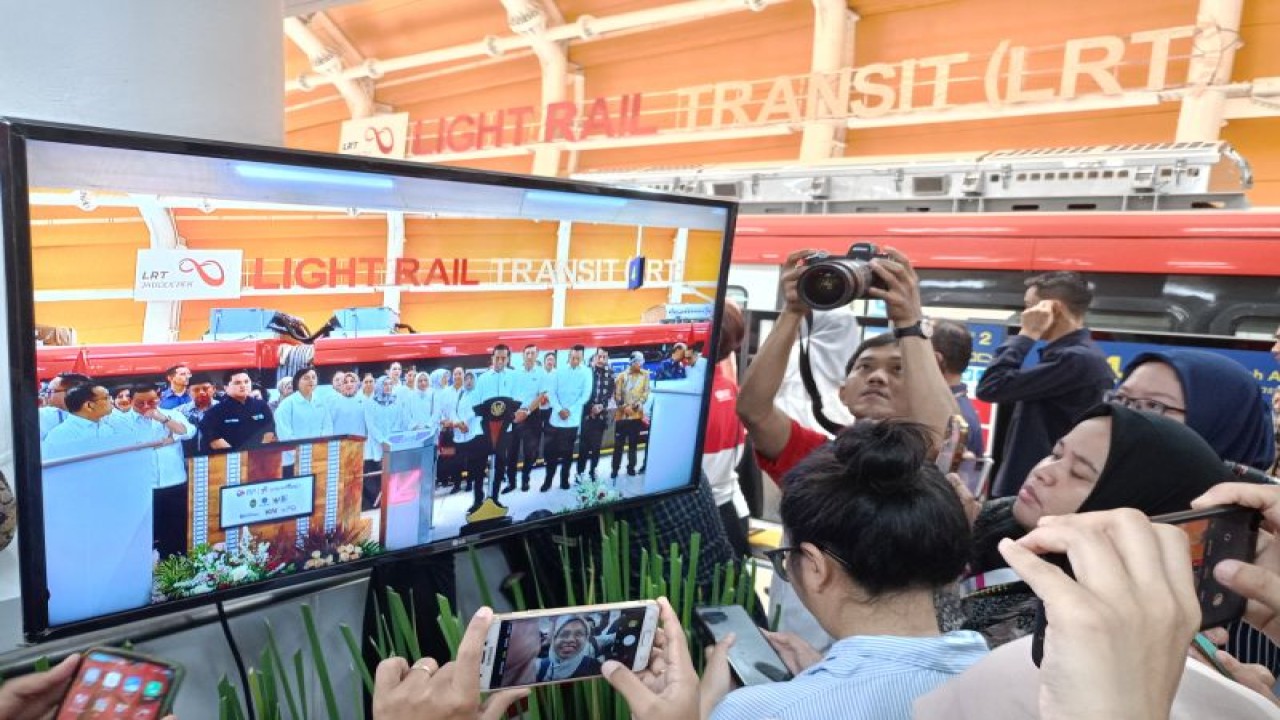 Wartawan menyaksikan melalui layar kaca, Presiden Joko Widodo saat meresmikan LRT Jabodebek di Stasiun Cawang, Jakarta, Senin (28/8/2023). ANTARA/Rangga Pandu Asmara Jingga