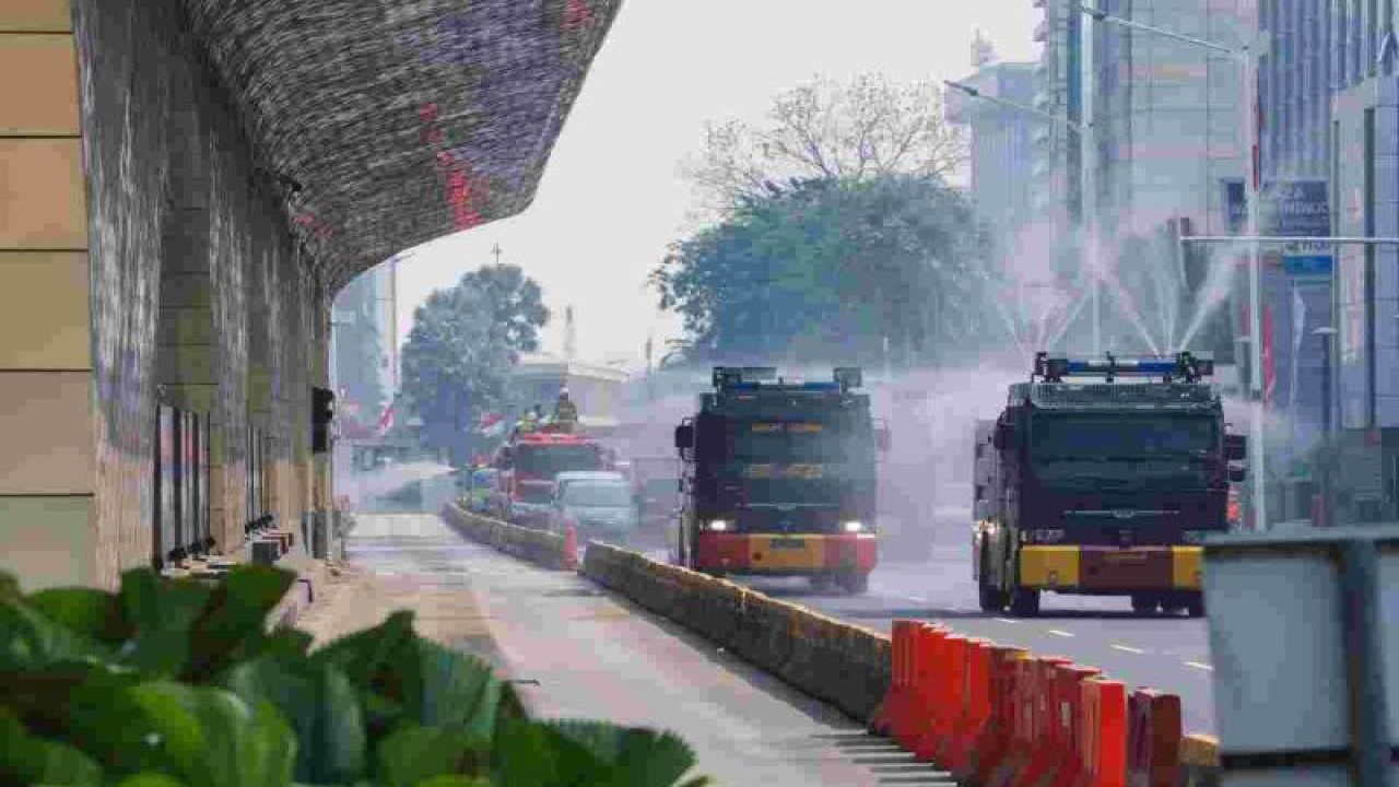 Puluhan personel dari Satpol PP, Dinas Perhubungan, Gulkarmat, Distamhut dan Polri serta kendaraan operasional gabungan Pemprov DKI dan Polda Metro menyiram tanaman dan ruas jalan protokol di Jakarta, Rabu (23/8/2023). (ANTARA/HO-PPID DKI Jakarta)