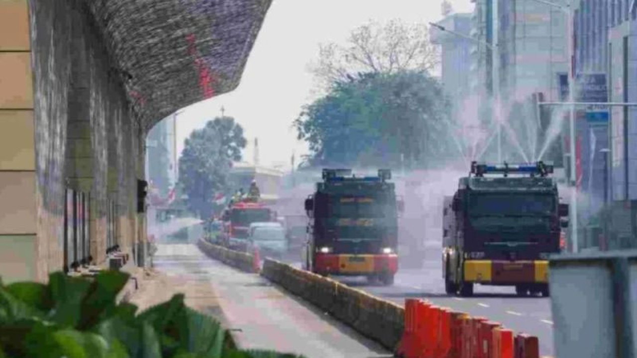 Puluhan personel dari Satpol PP, Dinas Perhubungan, Gulkarmat, Distamhut dan Polri serta kendaraan operasional gabungan Pemprov DKI dan Polda Metro menyiram tanaman dan ruas jalan protokol di Jakarta, Rabu (23/8/2023). ANTARA/HO-PPID DKI Jakarta
