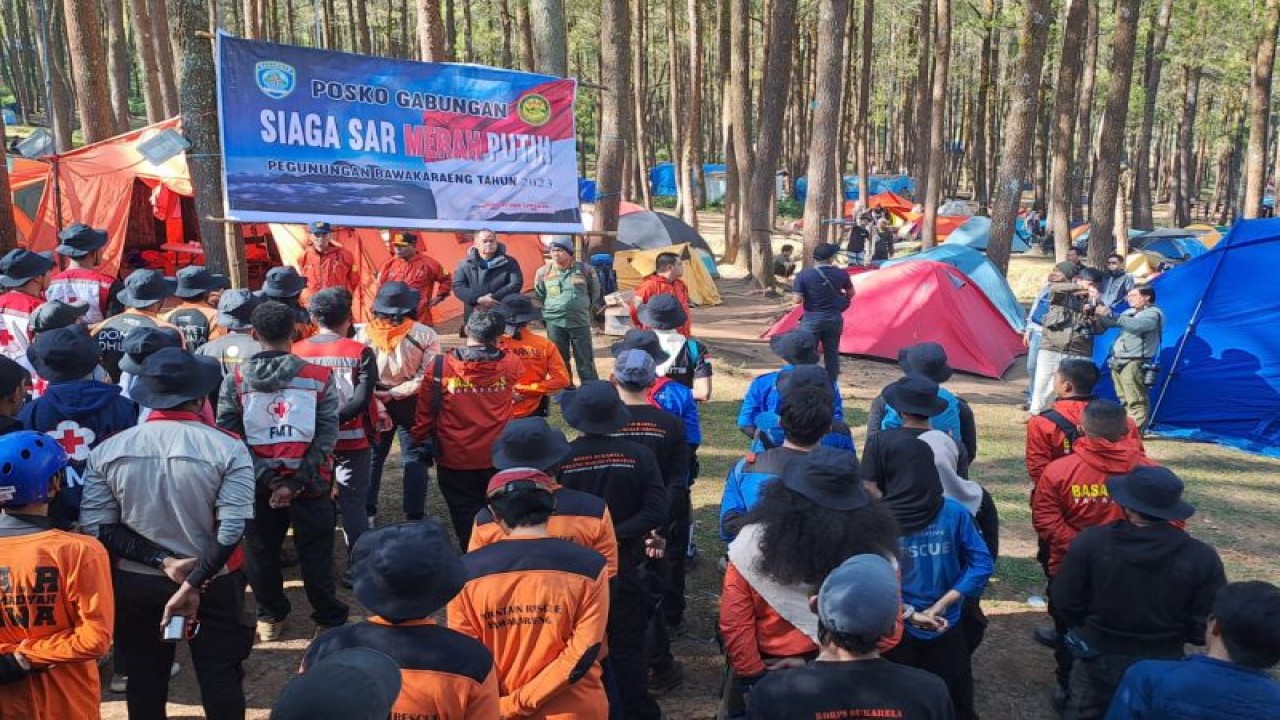Suasana apel siaga merah putih oleh tim Gabungan SAR di Hutan Pinus Malino, Kabupaten Gowa, Sulawesi Selatan, Rabu (16/8/2023). ANTARA/HO-Dokumentasi Basarnas Makassar.
