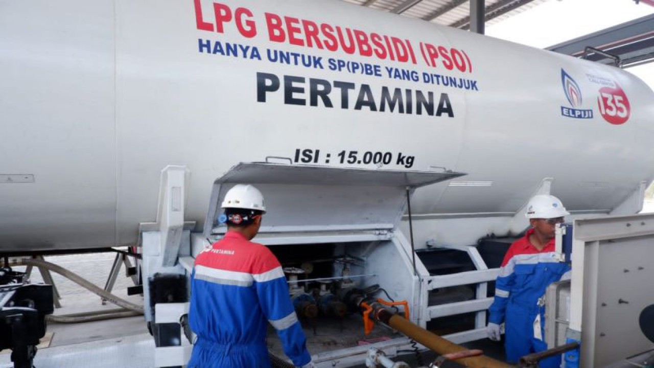 Pengisian elpiji bersubsidi ke truk tangki elpiji milik PT Pertamina berkapasitas 15.000 kilogram di Terminal Elpiji Rembang, Jawa Tengah, Selasa (8/8/2023). ANTARA/Akhmad Nazaruddin Lathif