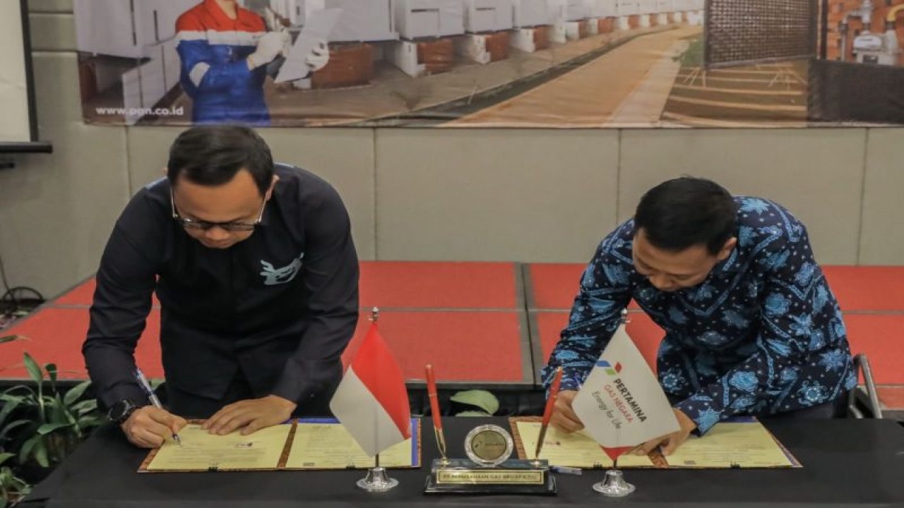 Wali Kota Bogor, Bima Arya (kiri) dan General Manager Perusahaan Gas Negara (PGN) Sales Operation Regional II Daerah Jawa Barat, Sonny Rahmawan Abdi (kanan) saat menandatangani kesepakatan perlinduungan konsumen di Hotel Swiss Belinn, Jalan Pajajaran, Kota Bogor, Selasa (8/8/2023). (ANTARA/HO/Pemkot Bogor)