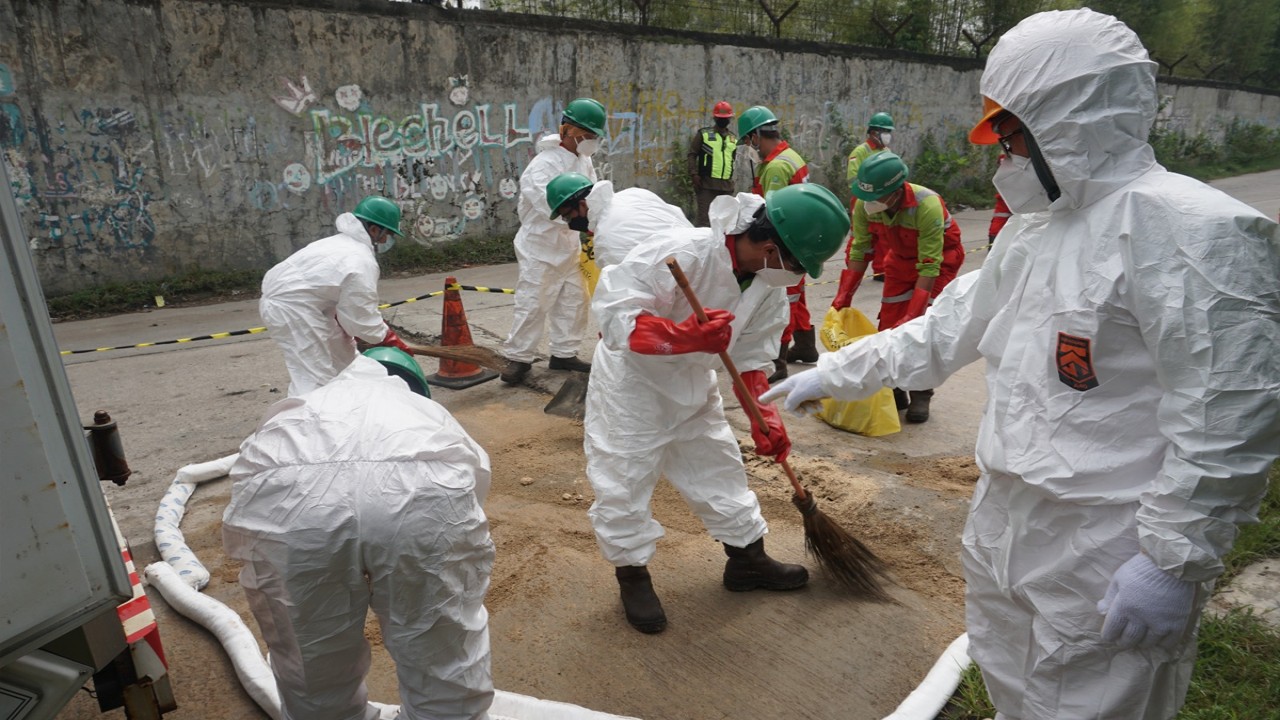 Dalam rangka mencegah terjadinya kecelakaan kerja PT Prasadha Pamunah Limbah Industri (PPLI) terus melakukan pembenahan dan penguatan ketaatan seluruh karyawan dalam melaksanakan prosedur kerja kesehatan dan keselamatan kerja (K3) dan penggunaan APD (alat pelindung diri)