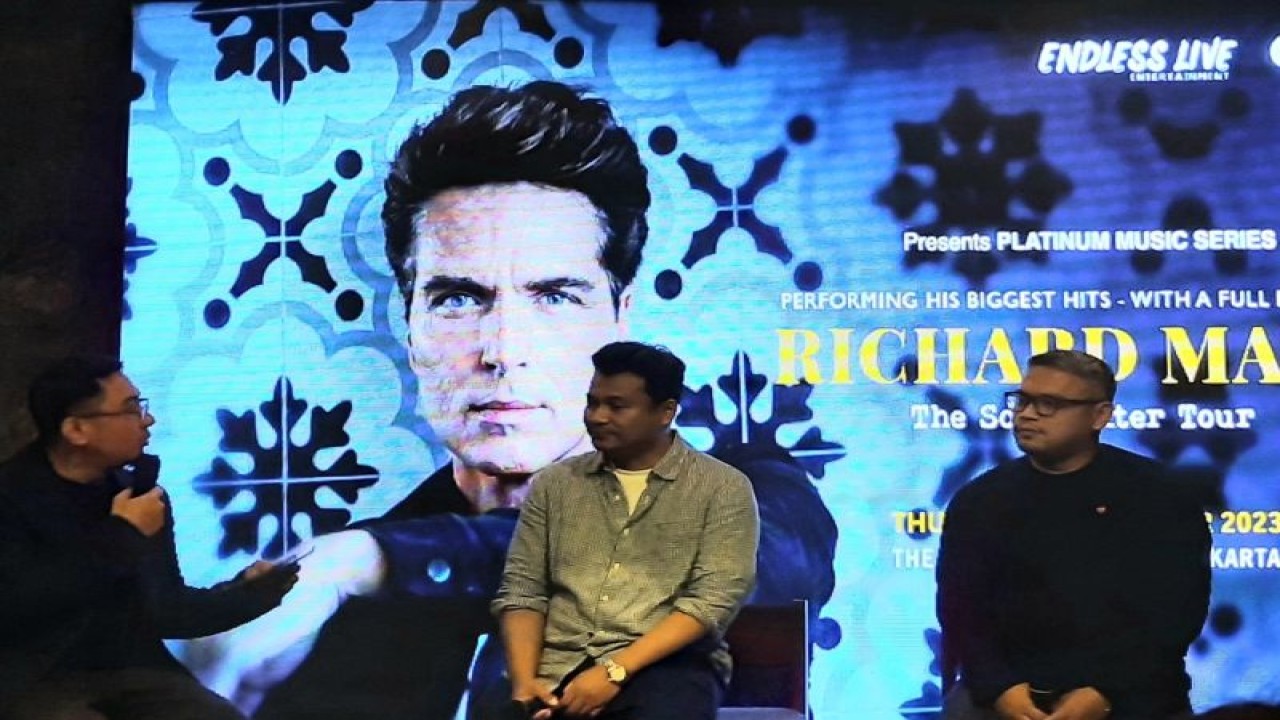 Perwakilan Endless Live Entertainment Hilmi (tengah) dalam konferensi pers di Jakarta, Rabu (30/8/2023). (ANTARA/Lia Wanadriani Santosa)