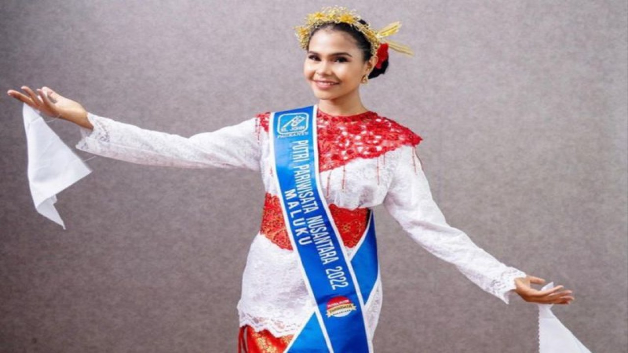 Perwakilan Maluku untuk Miss Universe Indonesia 2023, Grace Bersyeba memperagakan tarian adat Maluku, Tari Lenso (Antara/HO-Grace)