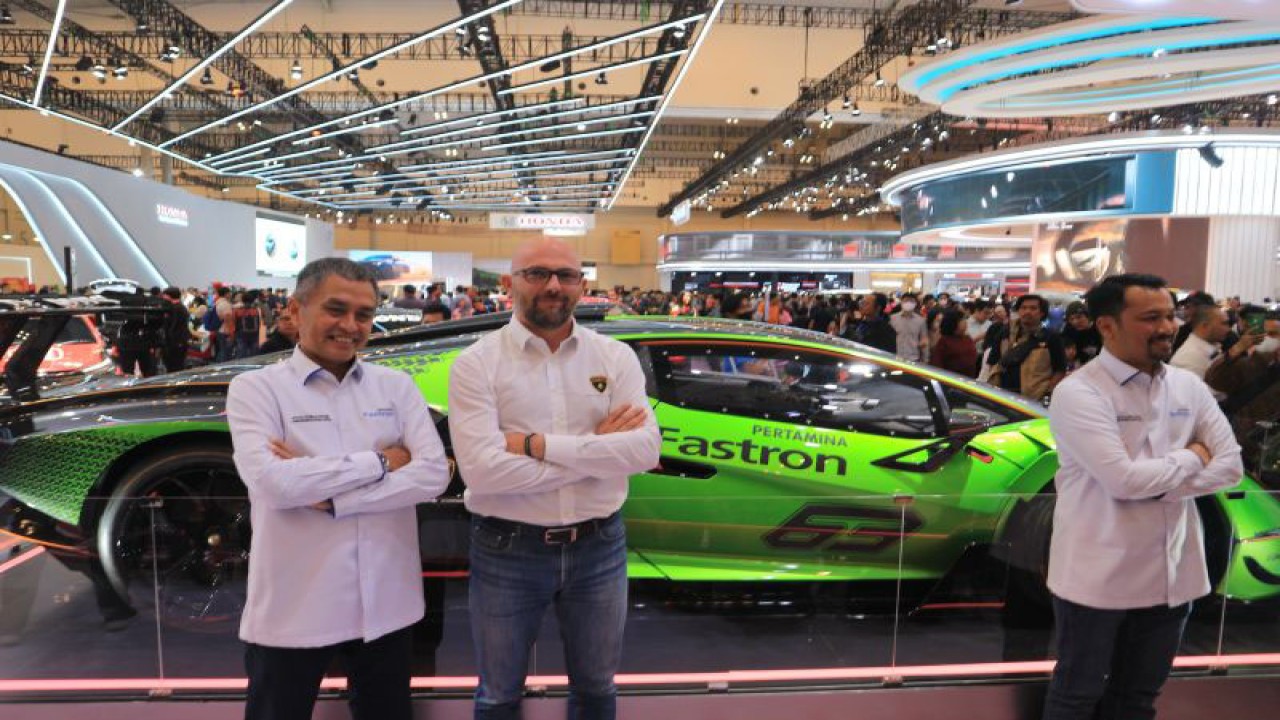 Direktur Utama PT Pertamina Lubricants Werry Prayogi (kiri), Head of Motorsport Lamborghini Giorgio Sanna (tengah), dan Direktur Pemasaran Regional PT Pertamina Patra Niaga Mars Ega Legowo Putra (kanan), pada perayaan kerjasama di GIIAS 2023, ICE BSD, Tangerang, Banten, Sabtu (12/8). (ANTARA/Pamela Sakina)