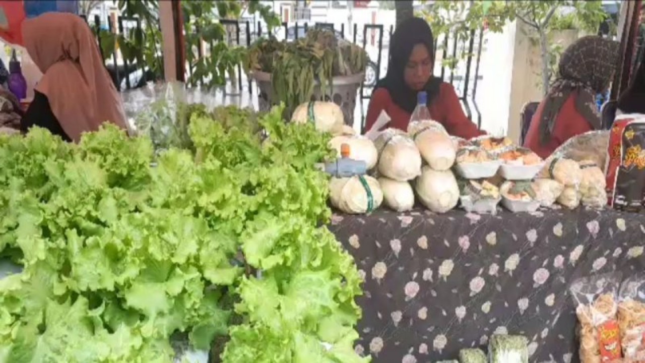 Pelaku usaha pertanian menjajakan sayur mayur hasil produksi petani di pasar tani yang diinisiasi Dinas Tanaman Pangan dan Hortikultura (TPH) Sulawesi Tengah, Selasa (8/8/2023). ANTARA/Rangga Musabar