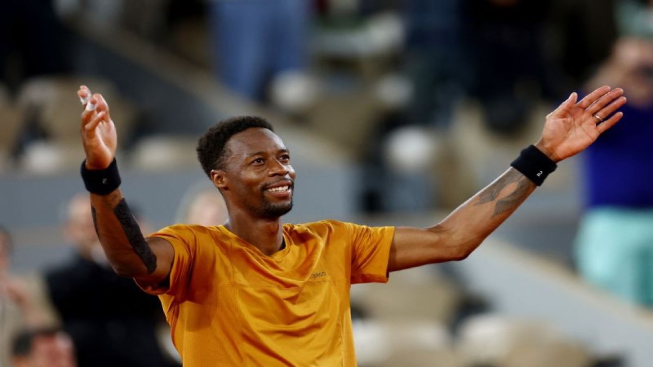 Petenis Prancis Gael Monfils merayakan kemenangannya pada pertandingan babak pertama French Open melawan petenis Argentina Sebastian Baez di Roland Garros, Paris, Prancis, Rabu (31/5/2023). (ANTARA/REUTERS/Lisi Niesner)