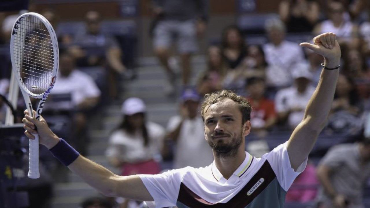 Petenis Rusia Daniil Medvedev merayakan kemenangannya atas Attila Balazs pada pertandingan putaran pertama US Open yang dimainkan di USTA Billie Jean King National Tennic Center, New York, Selasa (29/8/2023). (ANTARA/AFP/KENA BETANCUR)