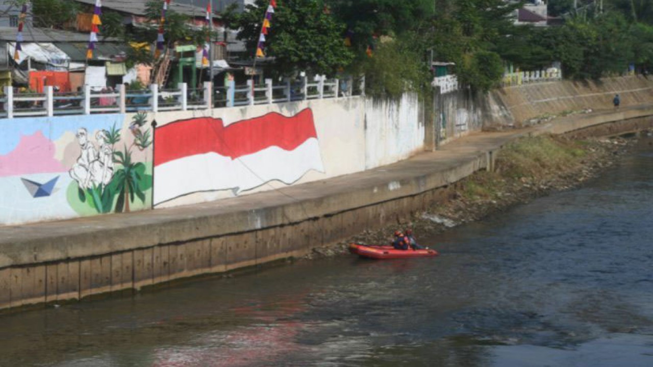Petugas bersiaga di atas perahu saat meresmikan sodetan Kali CIliwung di Jakarta, Senin (31/7/2023). Sodetan Kali Ciliwung yang memakan waktu pengerjaan hampir 11 tahun itu diharapkan mampu mengatasi permasalahan banjir yang kerap melanda Jakarta. ANTARA FOTO/Akbar Nugroho Gumay/hp