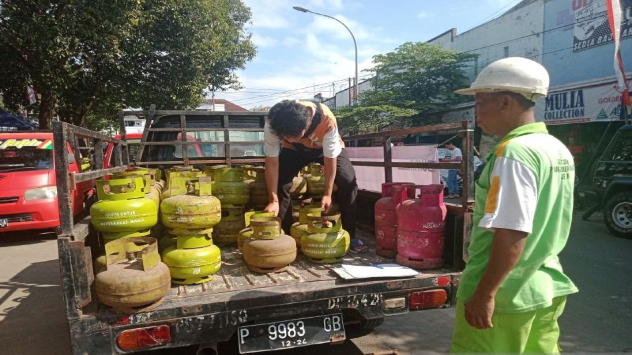 Petugas menata elpiji yang dijual dalam operasi pasar yang digelar di Pasar Tanjung Jember, Senin (31/7/2023). ANTARA/Zumrotun Solichah