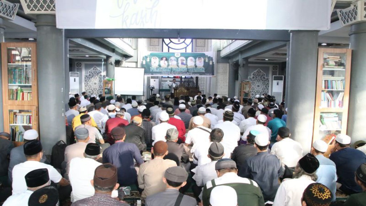 Pelatihan bagi petugas fardhu kifayah oleh Pemerintah Provinsi Kalbar bersama Yayasan Dakwah Center Indonesia Nurul Musthofa melatih 600 peserta petugas fardhu kifayah dengan melibatkan generasi muda di mana kegiatan ini dilaksanakan di Masjid Mujahidin Pontianak (ANTARA/Rendra Oxtora)