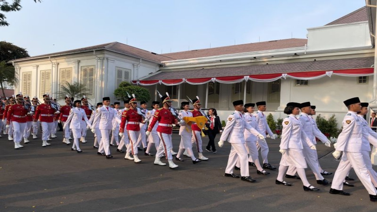 Paskibraka bersiap melakukan tugas Upacara Penurunan Sang Merah Putih di Istana Merdeka, Jakarta, Kamis sore (17/8/2023). (ANTARA/Yashinta Difa)