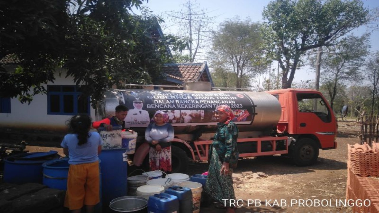 Petugas mendistribusikan air bersih di Desa Sumberkramat, Kecamatan Tongas, Kabupaten Probolinggo, Sabtu (19/8/2023). (ANTARA/HO-BPBD Probolinggo)