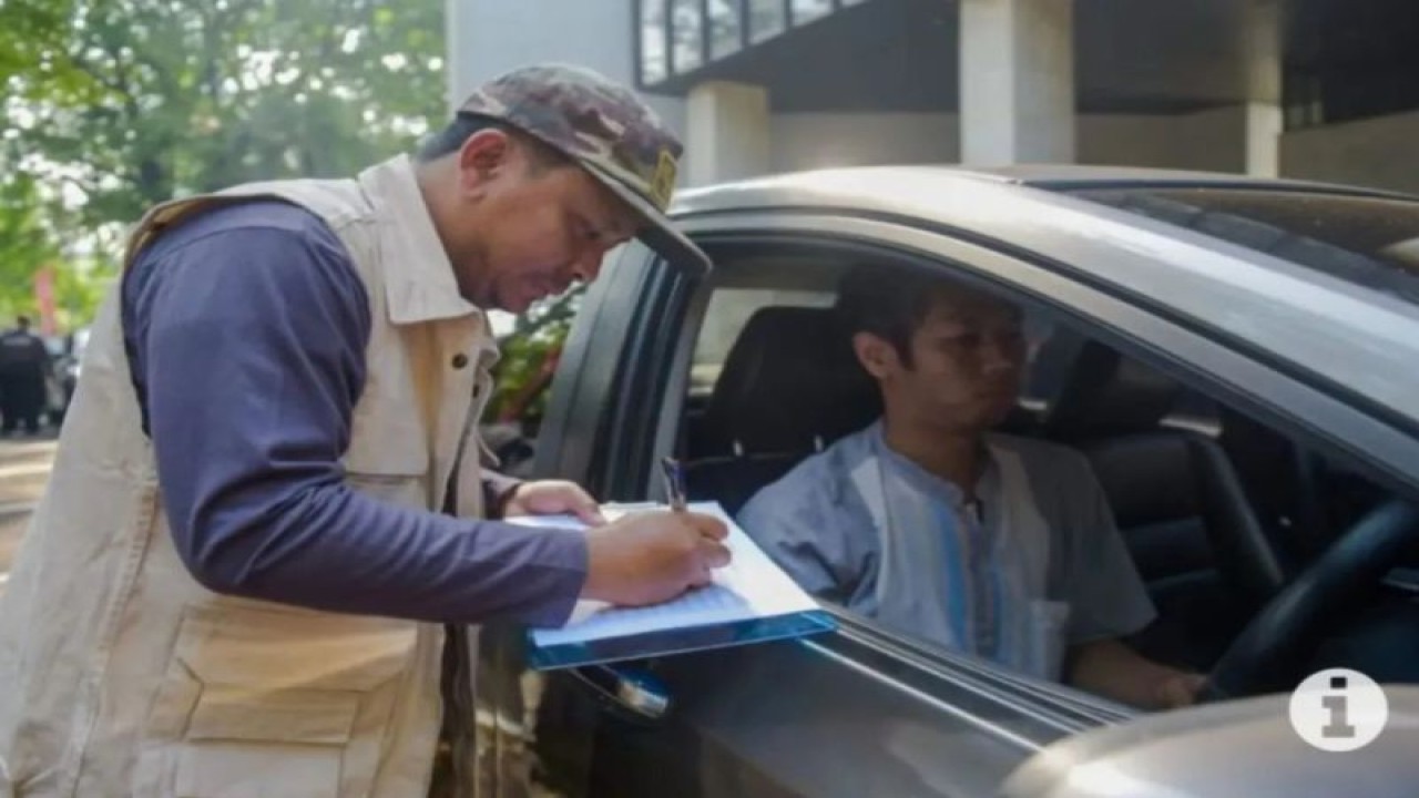 Petugas memeriksa kendaraan yang hendak melakukan uji emisi di Kantor KLHK, Jakarta, Kamis (17/8/2023). ANTARA/HO-Kementerian LHK.