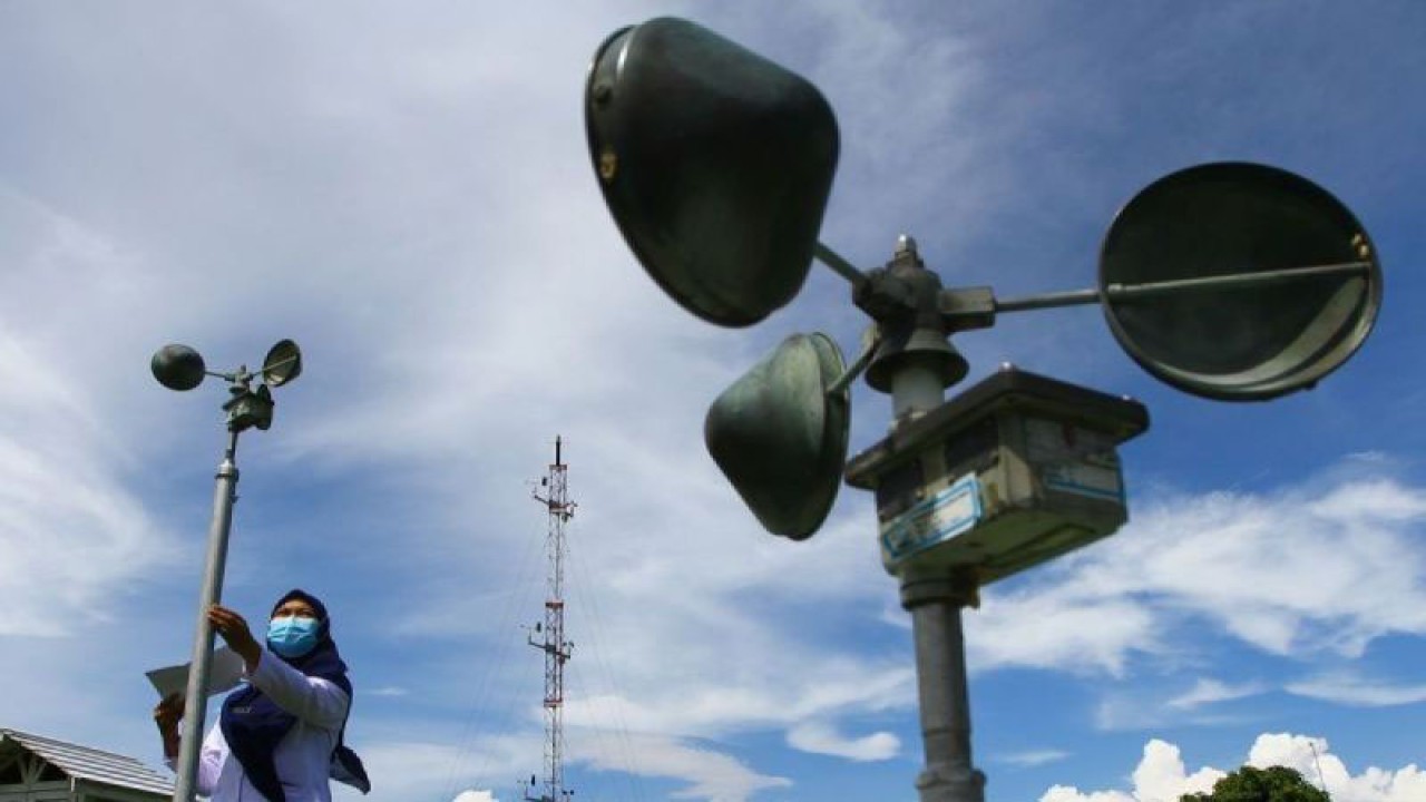 Arsip Foto - Petugas mencatat data kecepatan angin di Stasiun Klimatologi Karangploso, Malang, Jawa Timur, saat cuaca cerah berawan. (ANTARA/ARI BOWO SUCIPTO)