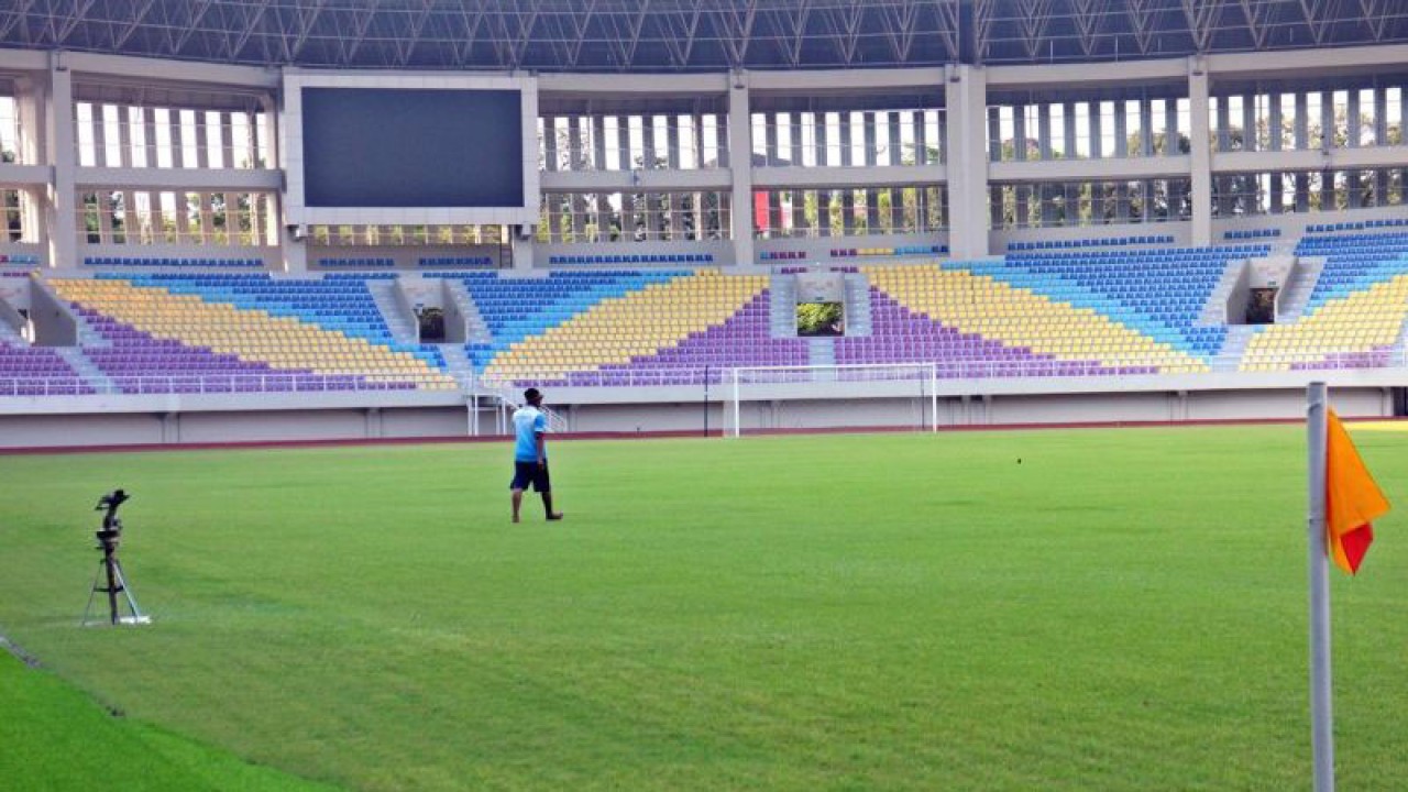 Seorang petugas saat memelihara rumput dengan menyiraman di Stadion Manahan Solo, Senin (28/8/2023). ANTARA/Bambang Dwi Marwoto.