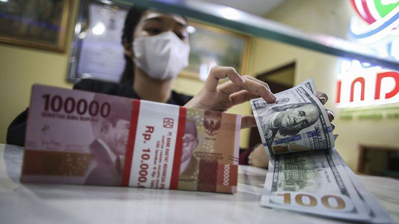 Ilustrasi - Petugas menghitung pecahan 100 dolar AS di jasa penukaran uang asing Dolar Indo, Melawai, Jakarta, Rabu (28/9/2022). ANTARA FOTO/Rivan Awal Lingga/rwa/pri.