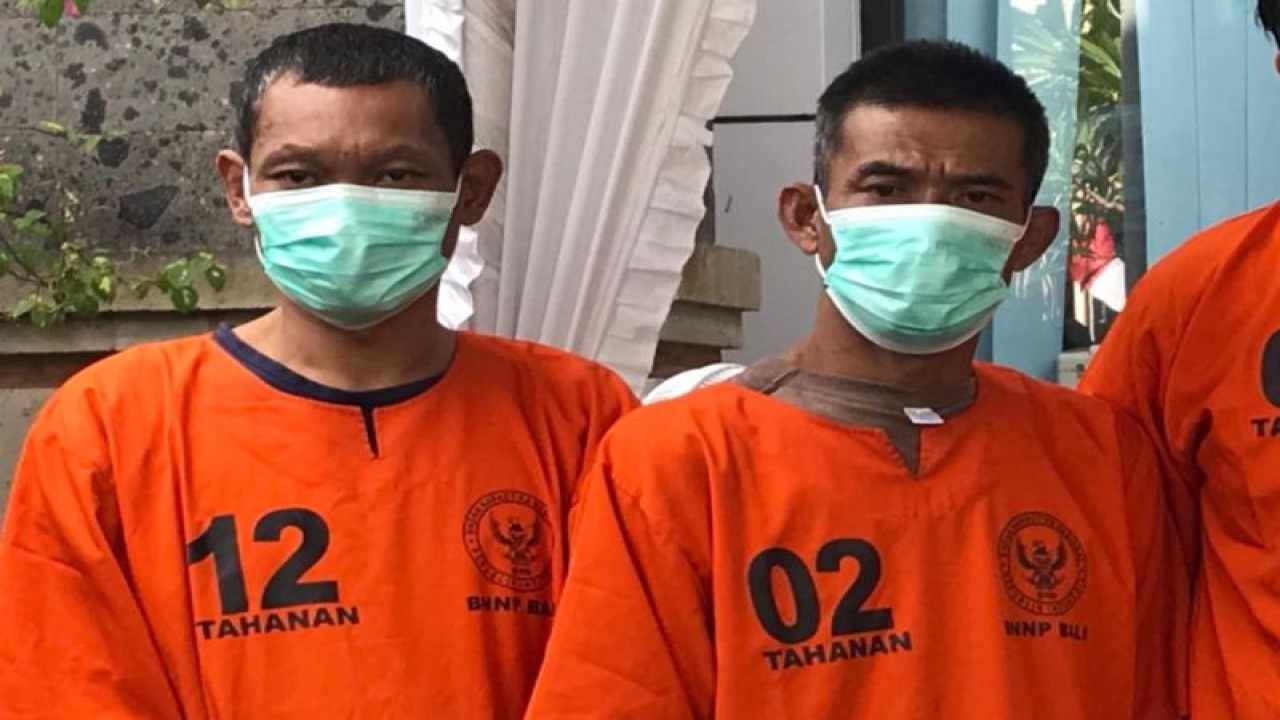 Petugas Badan Narkotika Nasional Provinsi Bali menunjukkan dua tersangka pengedar narkotika SJ (45) dan BG (51) di Denpasar, Bali, Kamis (31/8/2023). ANTARA/Rolandus Nampu