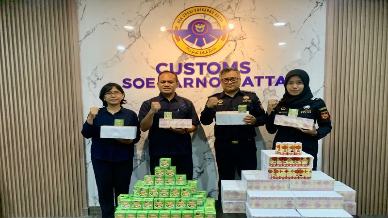 Petugas Bea dan Cukai Soetta saat menunjukan barang bukti obat ilegal hasil pengungkapan penyelundupan. (HO/BC Soetta)