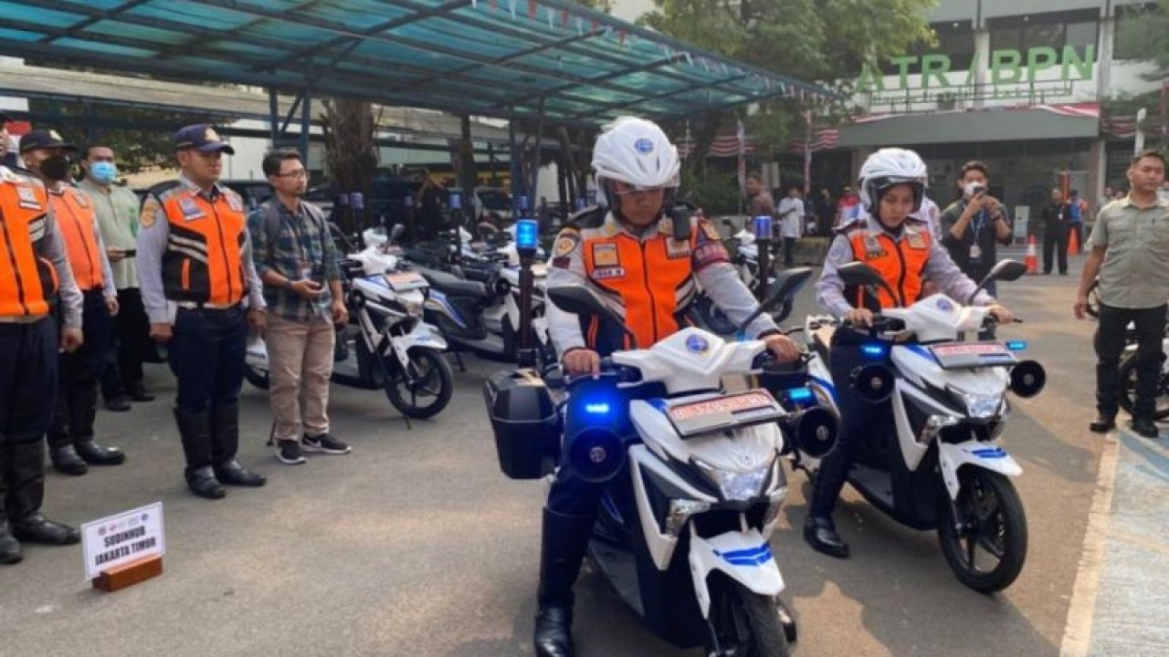 Petugas Dinas Perhubungan DKI menerima kendaraan dinas operasional listrik, Jakarta, Jumat (11/8/2023). ANTARA/Luthfia Miranda Putri