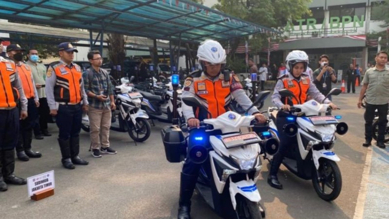 Petugas Dinas Perhubungan DKI menerima kendaraan dinas operasional listrik, Jakarta, Jumat (11/8/2023). ANTARA/Luthfia Miranda Putri.