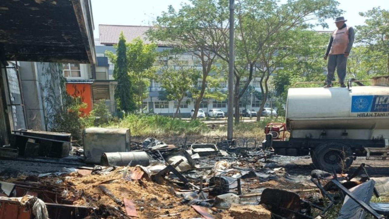Petugas memadamkan kebakaran yang terjadi di area kampus ITS di Kota Surabaya, Provinsi Jawa Timur. (ANTARA/HO-ITS)