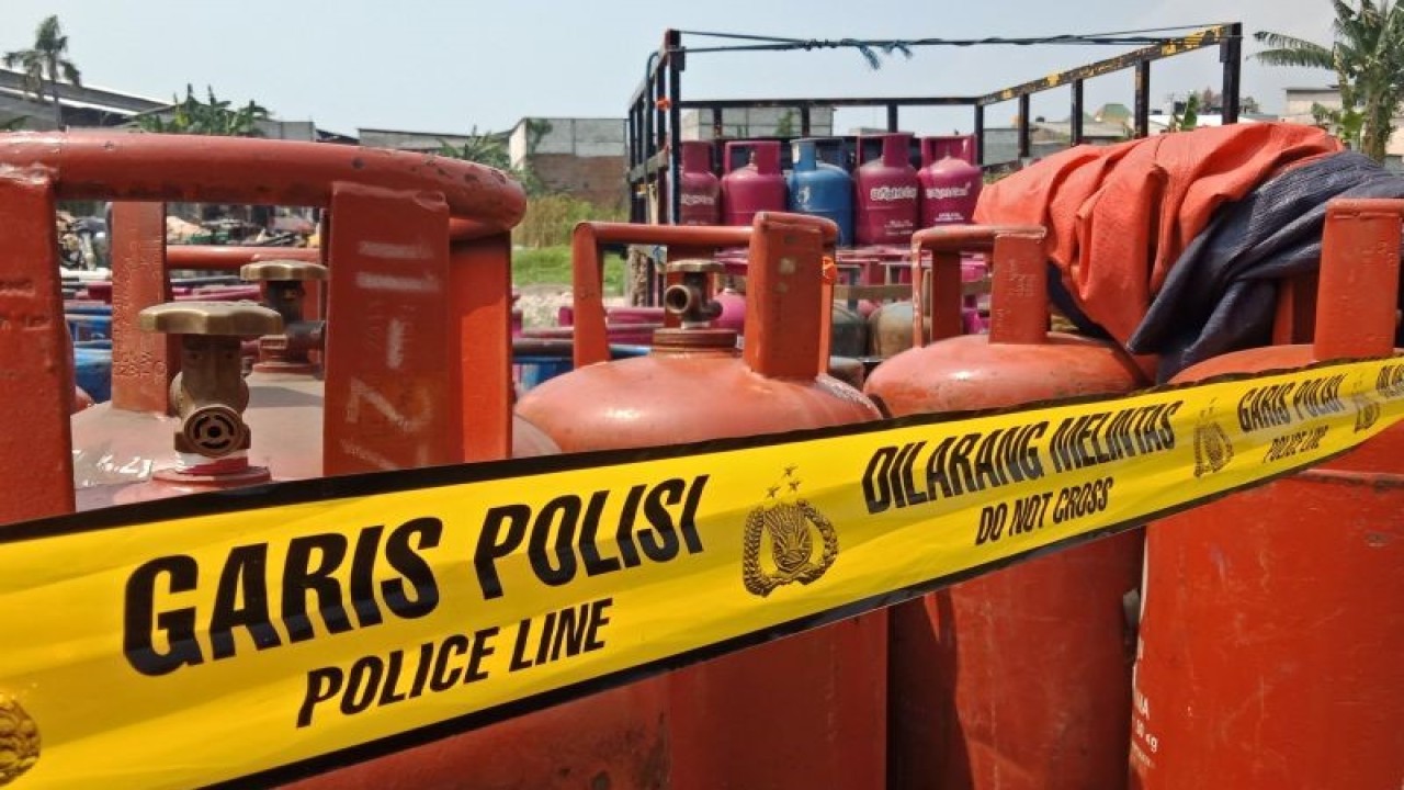 Puluhan tabung gas diduga oplosan di sebuah lahan kosong dekat lapak pemilahan sampah, Jalan Manyer, Kalideres, Jakarta Barat diberi garis polisi, Kamis (3/8/2023). ANTARA/Risky Syukur