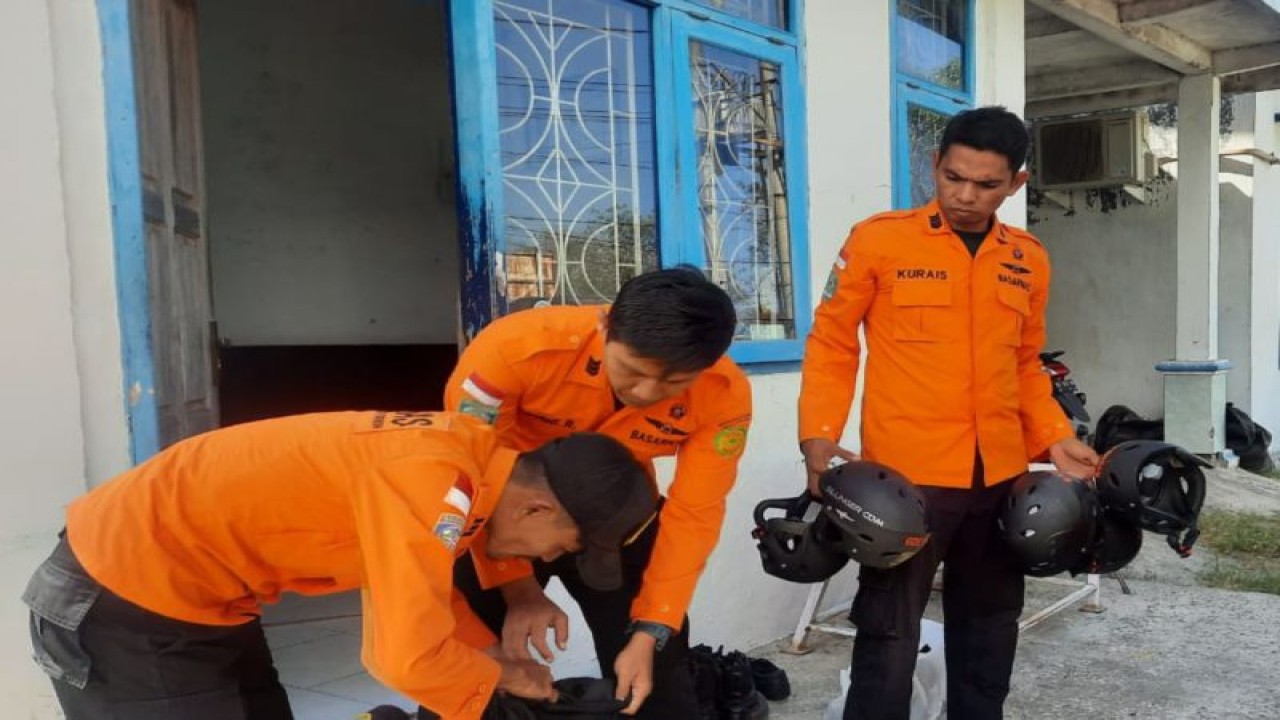 Petugas Tim SAR Mataram saat melakukan persiapan untuk mencari korban (ANTARA/Humas SAR Mataram)