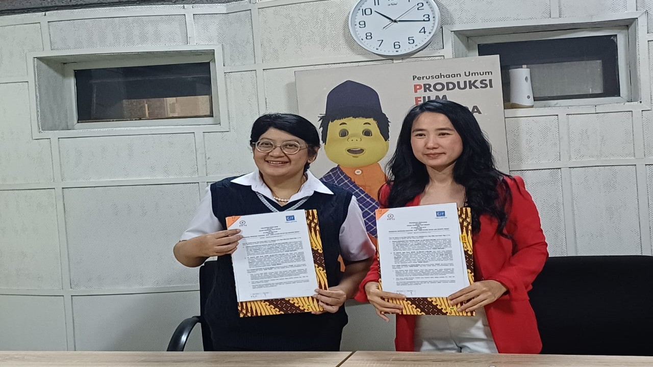 Direktur Produksi PFN Tjandra Wibowo (kiri) bersama Dirut PT CJF Nevie Vina usai penandatanganan MoU