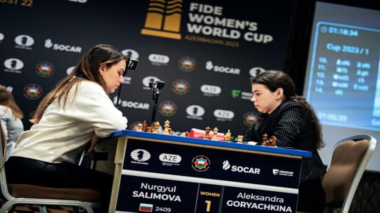 Nurgyul Salimova (kiri) vs Aleksandra Goryachkina di partai pertama final/Foto: Stev Bonhage, Anna Shtourman , and Maria Emelianova (chess.com)
