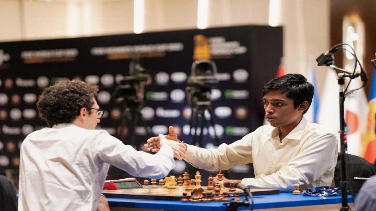 Praggnanandhaa (kanan) versus Caruana/Foto: Stev Bonhage and Maria Emelianova (chess.com)