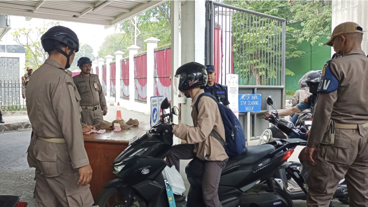 Pintu masuk gedung DPR RI / Foto: Arf18