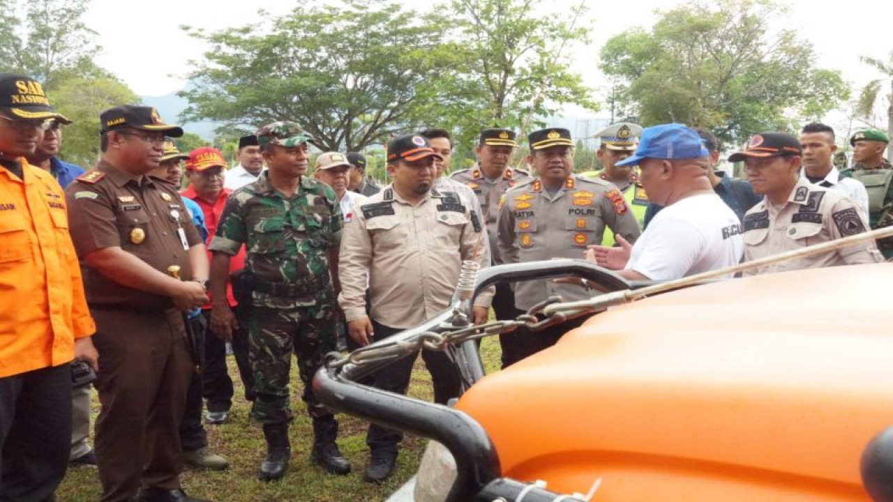 Penjabat Bupati Aceh Besar Muhammad Iswanto meninjau kesiapan pasukan di sela-sela Apel Siaga Bencana (Karhutla, Banjir, Longsor, dan Angin Kencang) Kabupaten Aceh Besar tahun 2023 di Lapangan Bungong Jeumpa, Kota Jantho, Rabu (8/9/2023). ANTARA/ HO-Prokopim Setdakab Aceh Besar