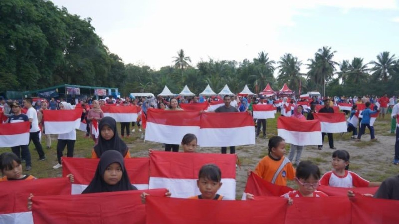 Penjabat Gubernur Kepulauan Bangka Belitung  Suganda Pandapotan Pasaribu bersama Warga Desa Bintet mengibarkan Bendera Merah Putih dalam menyambut HUT ke-78 Kemerdekaan Republik Indonesia di Desa Bintet, Rabu (9/8/2023). ANTARA/HO-Diskominfo Babel.