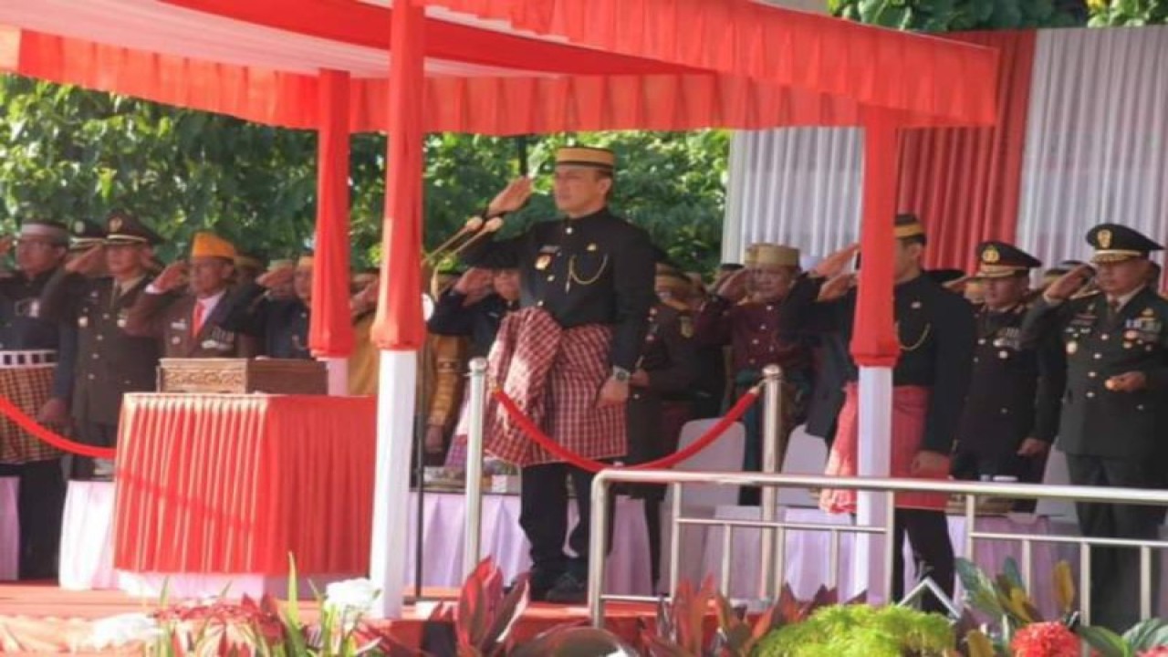Penjabat Gubernur Sulawesi Barat (Sulbar) Zudan Arif Fakhrullah memimpin peringatan HUT ke-78 Kemerdekaan RI di Kompleks Perkantoran Gubernur Sulbar di Mamuju Kamis (17/8/2023) . ANTARA/ M Faisal Hanapi