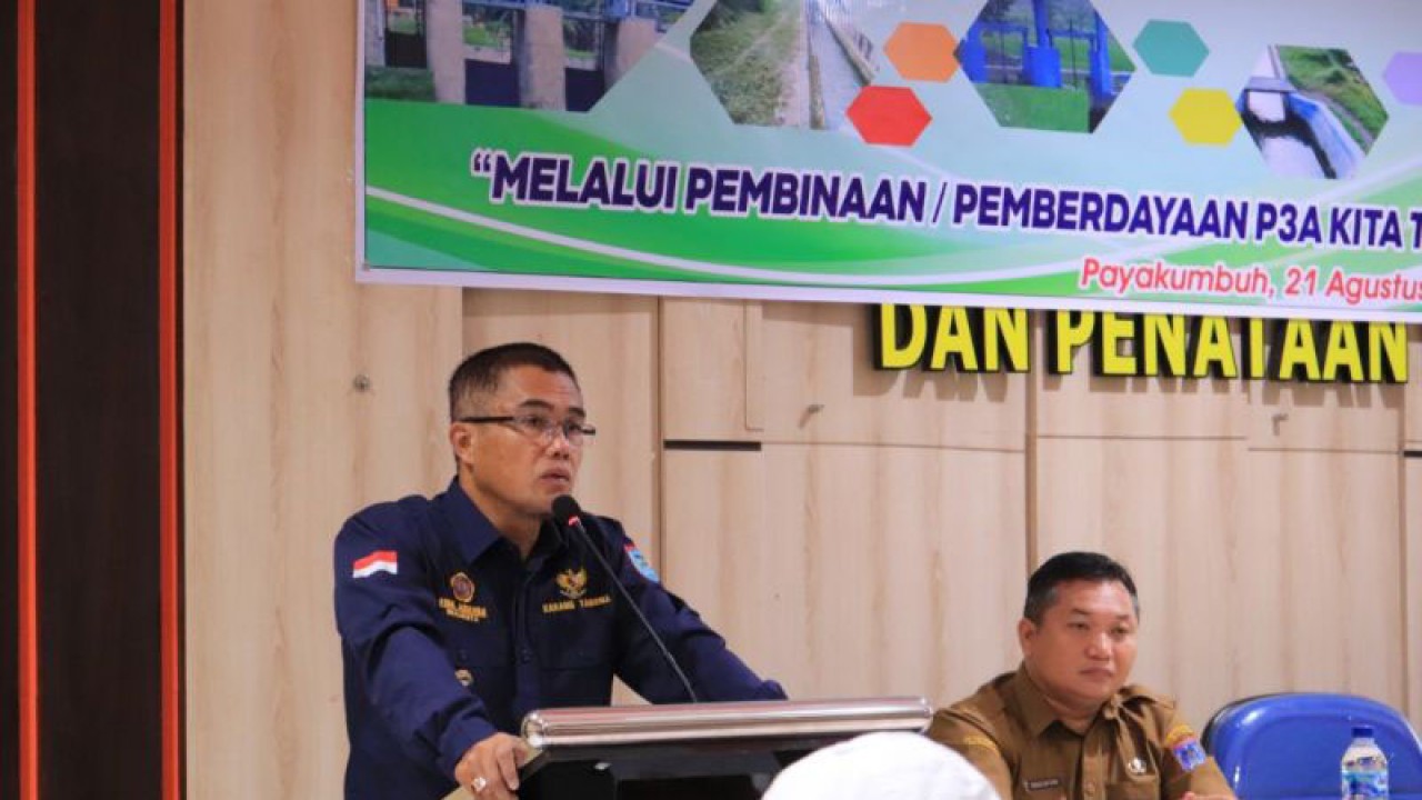 Pj Wako Payakumbuh Rida Ananda saat membuka kegiatan pelatihan pemberdayaan bagi Perkumpulan Petani Pengguna Air di Kota Payakumbuh, Senin (21/8). (ANTARA/Akmal Saputra)