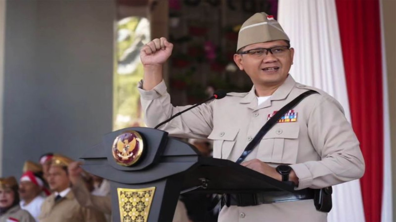 Penjabat (Pj) Wali Kota Batu Aries Agung Paewai pada saat memberikan pengarahan kepada para Aparatur Sipil Negara (ASN) di Balai Kota Among Tani, Kota Batu, Jawa Timur, Senin (14/8/2023). (FOTO ANTARA/HO-Prokopim Setda Kota Batu)