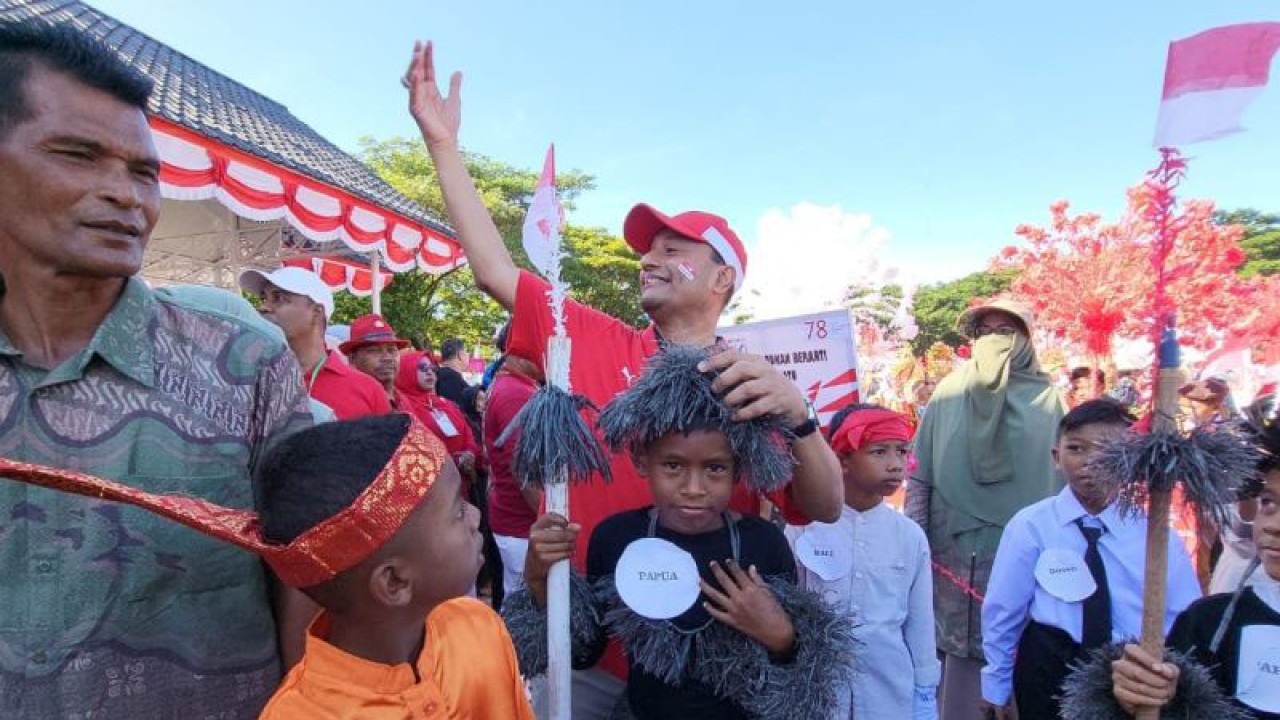 Pj Wali Kota Lhokseumawe Imran melihat kostum peserta karnaval HUT ke 78 RI di Lapangan Hiraq, Kota Lhokseumawe, Sabtu (19/8/2023). (ANTARA/Try Vanny)