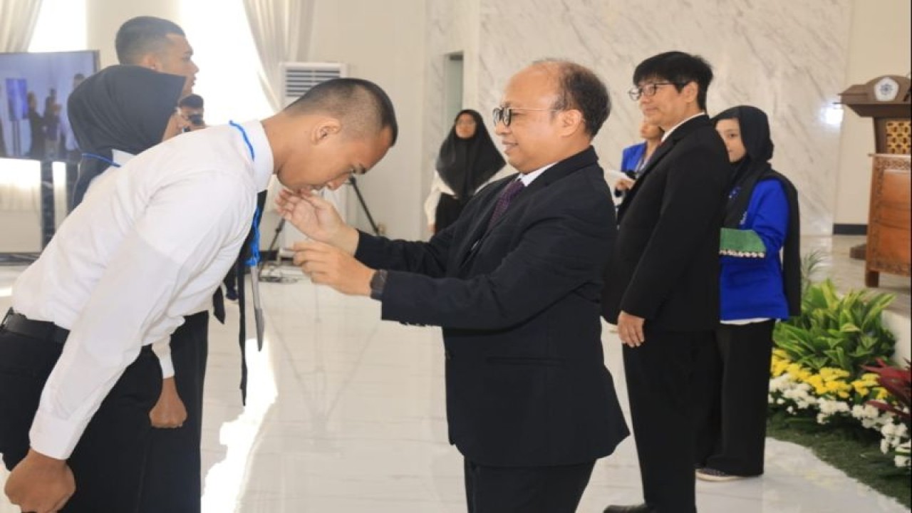 Sekjen Kemnaker Anwar Sanusi dalam acara Pengenalan Kehidupan Kampus Mahasiswa Baru (PKKMB) Polteknaker tahun akademik 2023/2024 di Ruang Tridharma Polteknaker Jakarta, Senin (21/8/2023). ANTARA/HO-Kemnaker